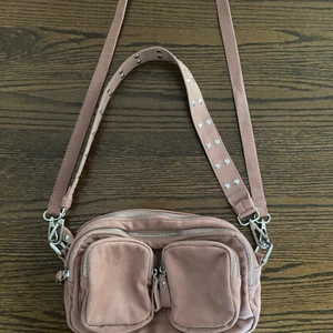 Justerbar Axelarmsväska  - Säljer min fina rosa aktiga connie bag från Gina! Det får plats med det mesta i väskan, med flera fack med dragkedja - små som större. En väldigt söt men cool väska!! ☺️😍😎😎  Nästan aldrig använd och ser ut som ny, använt max fem gånger (: