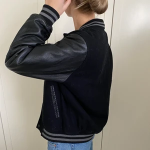 Baseballjacka  - En svart perfekt vår och höst jacka i strl 170 kids. Köpt vintage men är från Lindex. Jag är 168 så ni vet ungefär längd💕💕 