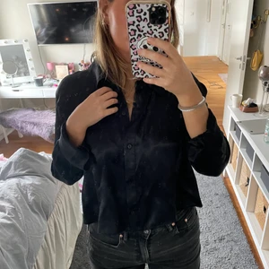 Svart siden skjorta - Säljer denna superfina glansiga skjorta från zara, den är i en kortare modell. Endast använd 1 gång så den är som ny❤️
