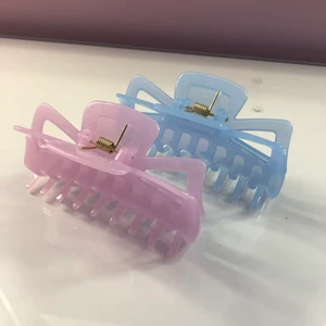 Hårklämma - Säljer dessa två Supper söta hårklämer♥️ siter jätte bra upp i håret♥️ 15 kr st♥️ skriv för frågor eller intresse