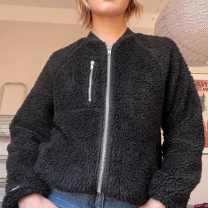 Woodwood x Champion Teddy jacket - Måste sälja min älskade Teddy jacka från woodwood x champion. Den är varm och jättegosig. Går att ha som jacka med en tjock tröja under men även som en "hoodie" under en jacka. Passar till allt. den har fickor på sidorna och en vid bröstet. Satin inuti✨ orginalpris ca :1500🦋 köpte den i woodwoods egna butik i Köpenhamn! det är en colab med woodwood och champion