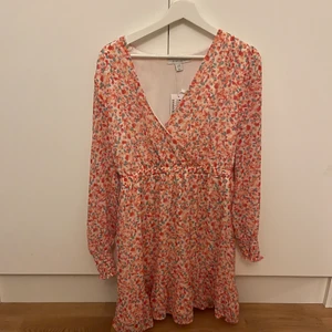 Klänning - Helt ny klänning i storlek 38.