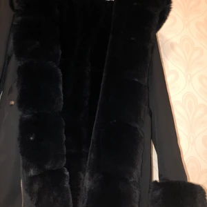 Fatima Parka - Denna jacka är köpt för 1800 från garoff men bara använd en vinter❤️fortfarande ren och fräsch som ny. Jag kan byta mot en Fatima parka i en annan färg och en mindre storlek. Är du intresserad eller vill ha fler bilder är det bara att kontakta mig och vi kan alltid diskutera priset🥰