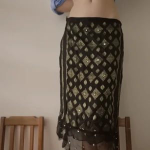 Lång kjol svart och guld  - Lång svart kjol med guld detaljer lowrise 