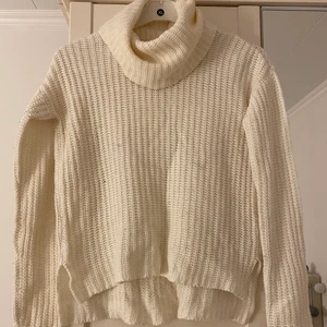 Stickad tröja - En vit stickad tröja. Har en väldigt bra passform och är i bra skick. 