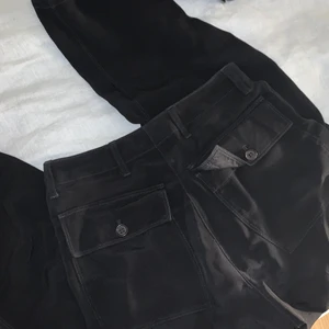 Byxor  - Arket byxor i lite tunnare material, sitter som en smäck!!! Dom är ner till ankeln ungefär på mig ( skriv gärna vid frågor om mått och fler bilder!) 💕 