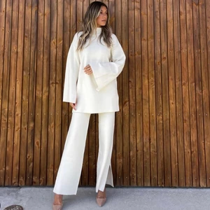 Bianca ingrosso cozy set - Säljer detta helt slutsålda settet från Bianca ingrossos kollektion med Nelly, hann ej lämna tillbaka i tid så kollar ifall någon här skulle vilja köpa den🤍 det är storlek XXS i båda delarna, jag är 155cm lång. Inget som helst fel på dom allt är super.🤍