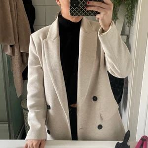 Beige kappa från Zara - Super snygg kappa inköpt förra året på zara för ca 800kr, använde den knappt då jag känner att det inte riktigt är min stil, den sitter lite oversised💖