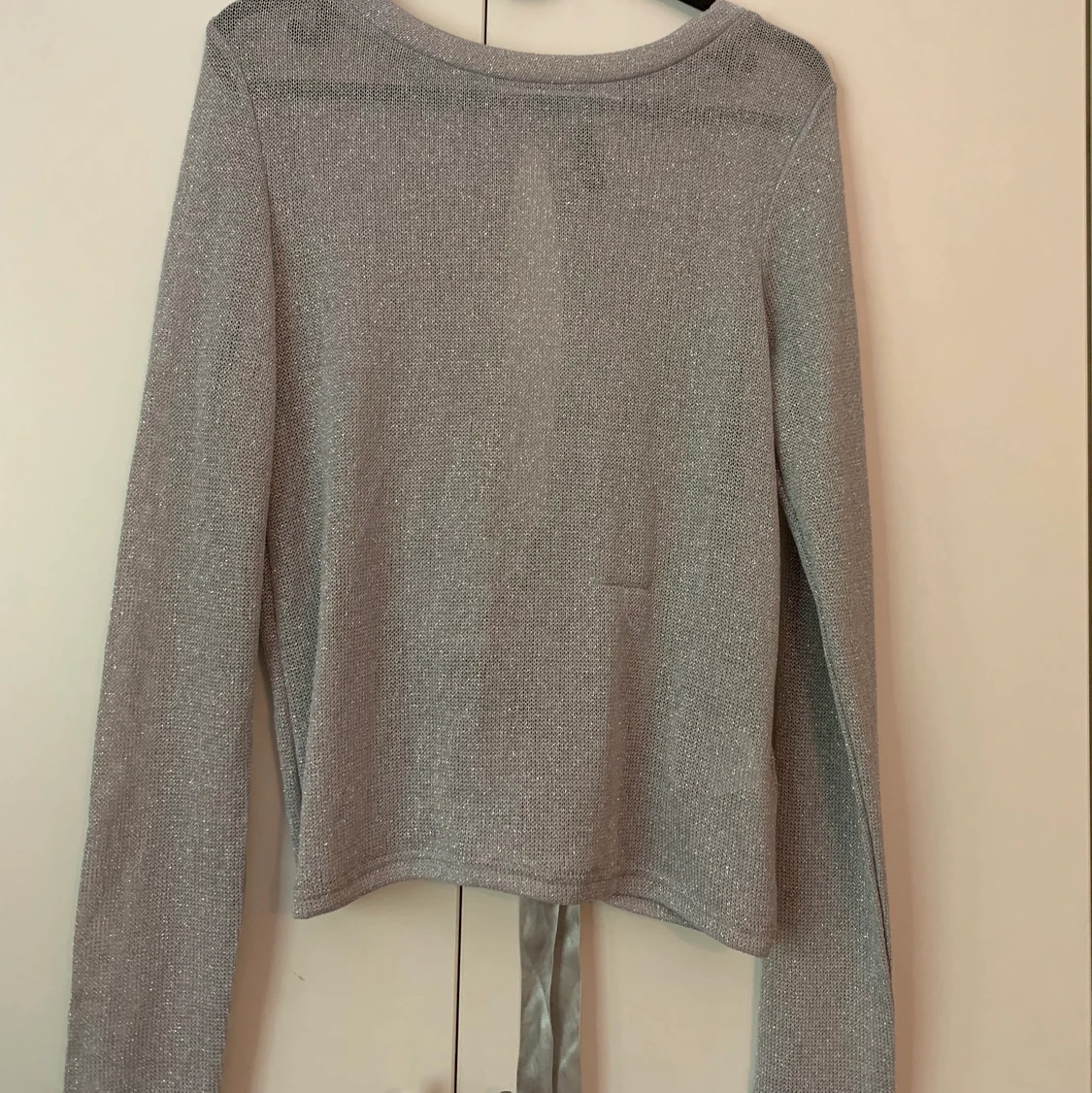 Glittertopp med knyte i ryggen - 90