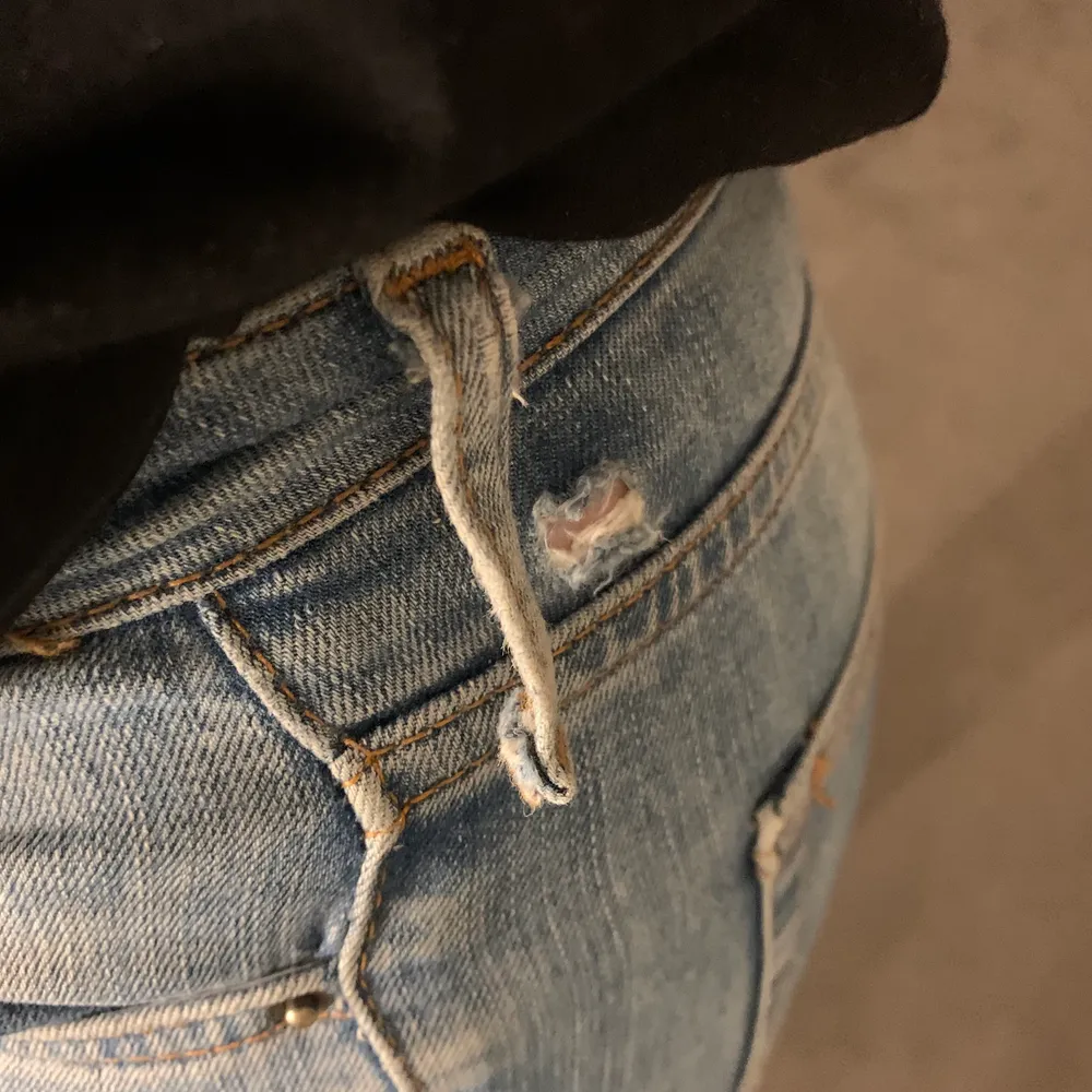 Tighta jeans med egna hål. Även väldigt fina slitningar längst ned😍 Från märket Pieces i storlek XS✌🏼 Sitter skönt och sitter perfekt på mig som är 160cm! Tyvärr trasiga på vardera sida (sista bild) men inget problem för den som kan sy😁 ❗️Frakt tillkommer❗️. Jeans & Byxor.