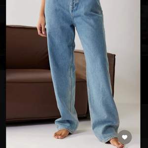 Helt oanvända Calvin Klein jeans. Skitsnygga baggy men passade tyvärr inte mig😊 Kostar 1299kr nya!