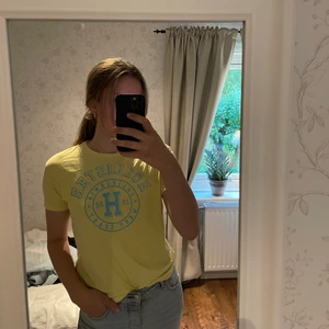 Tröja från Hollister - Säljer min tröja från Hollister, då den är lite liten. 