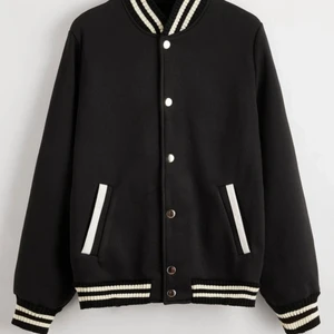 Super fin oversize jacka!! Storlek S!🥰 - Otroligt fin jacka! Varm o oversize ,passar super på mig som e XS men skulle passa mellan XS-M !!👌🏻