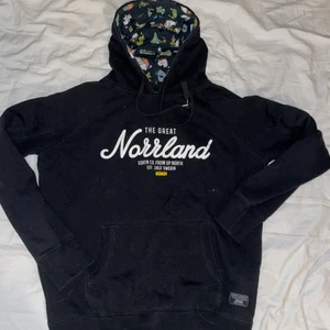 Hoodie  - Säljer min Mumin Norrlands Hoodie i stl S då jag inte använder den längre. Det är en limited edition Hoodie och jag köpte den för 1000kr så jag säljer den för 500kr, men pris kan diskuteras vid snabb affär! 