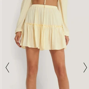 Gul kjol - Säljer min gula skjol från NAKD som jag både brukar använda som kjol och topp. Har 2 st i olika storlekar. Den jag säljer är i storlek 36 och är oanvänd. 