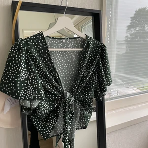 Prickig mörkgrön/vit knyttopp’ - Superfin mörkgrön knyttopp! Går att använda på andra sätt också såklart! Endast testad aldrig använd!