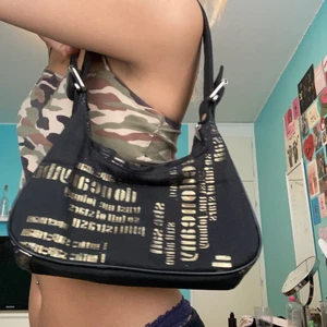 Väska - Köpt på humana, använd några gånger bara så den är i fint skick, frakt 63 men kan mötas upp