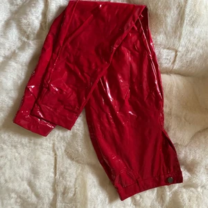 Röda lackbyxor - Tyvärr fått svart missfärgning på ena benet.