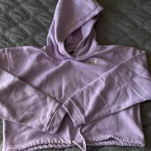 Lila croppad hoodie från Chiquelle 
