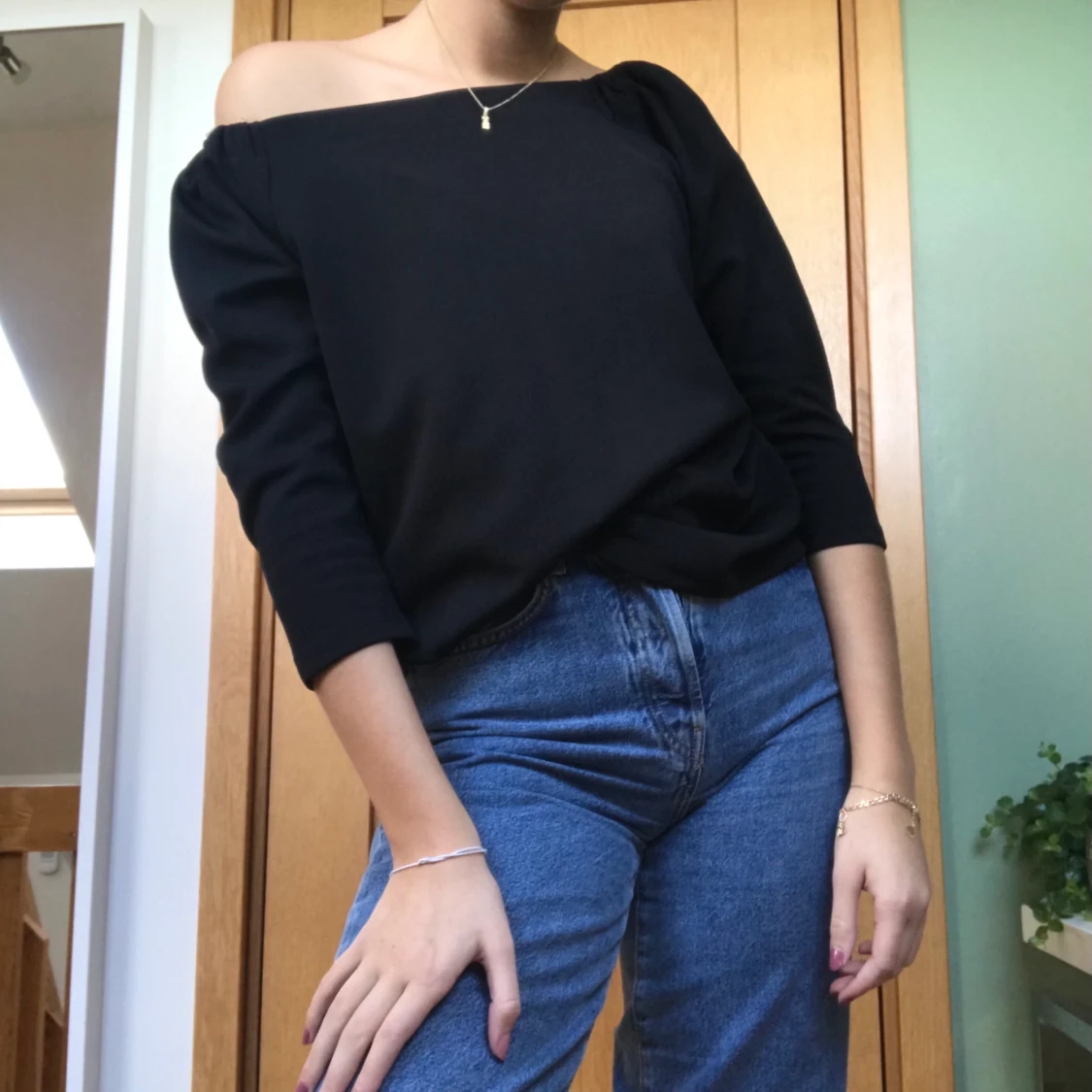 Svart off-shoulder tröja