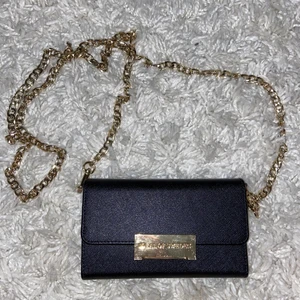 Ideal of sweden clutch iPhone 8 - Säljer den här super praktiska snygga clutchen som passar iPhone 8 då jag inte längre har en mobil som passar :( den är knappt använd och bra skick. Skriv vid intresse eller frågor!💕 kan mötas upp annars står köpare för frakt ☺️ nypris: 599kr