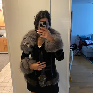 Jacka äkta päls, mocka och skinn - Jätte snygg i topp skick, använt fåtal gånger. Det står strl M men skulle säga S då den är tight. Kan fraktas och mötas. Pris kan diskuteras