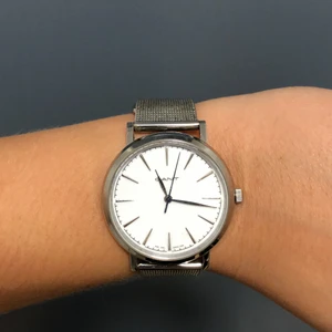 GANT Klocka  - Klocka från GANT i silver. Behöver nytt batteri samt länken lite sliten men annars gott skick. 