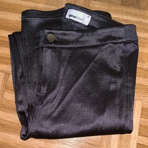 Strech Legings/liknande jeans. -  65 + FRAKT. Super fina legings  som ser ut som jeans, i en lite glittrig grå färg.  Byxorna är använda ( två gånger ) Jag säljer byxorna för att dom inte kommer till användning. Hoppas på att byxorna kommer till användning hos någon annan.  STORLEK 36, själv har jag XS/S och dom passar utmärkt.