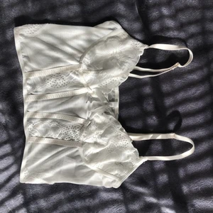 Topp - Lägger ut denna igen pga oseriösa budare. Toppen är från Boogzel Apparel. Aldrig använd då den är lite för stor för mig. Storlek Xs-s, och passar en mindre A-B kupa😌Det är bara att buda😌💕