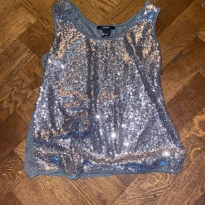 Silver linne - Ett jätte fint silver glittrigt linne som jag inte har någon användning för längre. Den är i bra skick och den är väldigt skön. Är i storlek S men går att stretcha ut lite. 💕