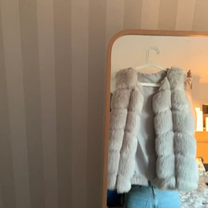 Väst fuskpäls - Snygg fuskpälsväst som jag typ aldrig använt!! Köpt på en bloppis för några år sen, men som aldrig hittat sig till rätta i min garderob. Storlek S, men kan också vara snygg på M!! Skitsnyggt att ha t ex över skinnjackan ❤️