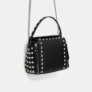 Zara Väska - Intressekoll på denna fina väska från zara! Kanske säljer då den inte kommer till användning💞 Säljs ändrat vid bra pris! Jättefint skick, nästan som ny! Vinnande bud 650kr!