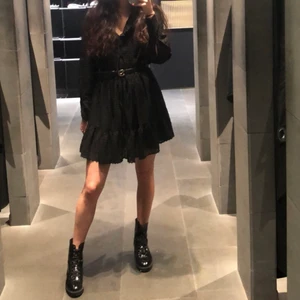 Svart klänning 🖤 - Svart klänning ifrån h&m, stl 36. Är en svart underklänning fastsydd så den är inte genomskinlig förutom i ärmarna. Begagnat fint skick! Köparen står för frakten 🖤