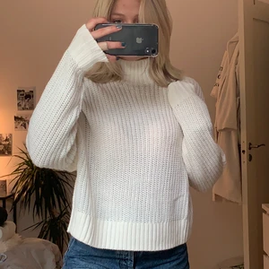Vit stickad tröja - Super skön vit stickad tröja från hm som aldrig är använd! Hög krage och super skönt material som inte sticks alls! Säljer för 100kr + 66kr frakt💙 först till kvar gäller, inga bud🤪 kolla även in min profil, säljer massvis med billiga kläder just nu!!💙