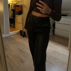 svarta ”skinn” byxor - superfina svarta ”skinn” byxor från nakd i storlek 36 som sitter löst i modellen och lösa och straight nertill. endast använda 2 gånger och dem kommer inte till användning. köparen står för frakten 🤍