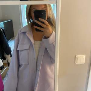 Säljer denna fina pastell-lila jackan från Gina Tricot i storlek M!💜 Den är sparsamt använd, köpte för 500 och jag säljer den för 350 exklusive frakt☺️