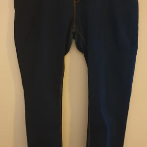 Nya snygga jeans st.52 -  Då jag har ryggskada kan jag varken mötas eller leverera, så antingen hämtas det på plats eller så skickar jag.   Kontant eller swish.