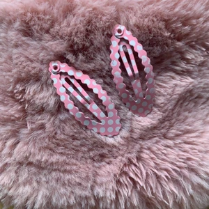 Hårspännen  - Fina små hårspännen använt 1 gång 