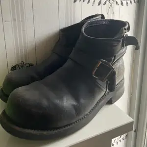 Väl använda primeboots, därav priset! Inget som är sönder bara slitet ❤️ köparen står för frakt! Skriv privat för fler bilder 