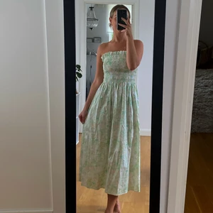 Sommarklänning - Så så fin och populär sommarklänning men kommer tyvärr inte till användning. Har endast haft den på mig 1 gång❤️‍🔥 med tanke på längden kan man lätt ha den även fast det inte är strålande sol med en snygg jacka eller pullover✌🏽