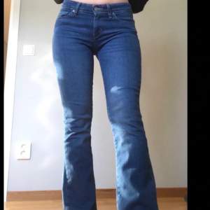 Säljer dessa snygga lågmidjade bootcut Levis jeans som är köpta här på Plick (bilderna är lånade från tjejen jag köpte av). De va för små för mig tyvärr så har aldrig kommit till användning❤️
