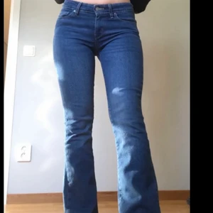 Levis jeans - Säljer dessa snygga lågmidjade bootcut Levis jeans som är köpta här på Plick (bilderna är lånade från tjejen jag köpte av). De va för små för mig tyvärr så har aldrig kommit till användning❤️