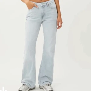 Ljus blå bootcut jeans strl s/m - Yo, säljer dessa snygga bootcut jeans i färgen ljus blå, helt nytt skick 💞