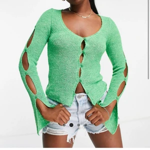 Finstickad grön topp  - Jättesnygg topp som jag köpt på asos - endast testad. Jättefina små detaljer med öppningar och fin uringning. 