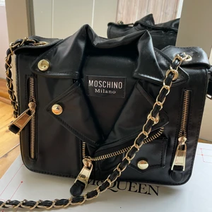 Moschino-väska - Väska, köpt second hand, så osäker på äkthet! Jättefint skick och fin kvalitet, inget slitage! 🤍
