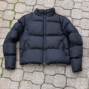 Pufferjacket - En svart pufferjacket från ASOS. I väldigt bra skick. Köparen står för frakt.