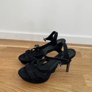 Svarta klackar  - Svarta klackar från Nelly, endast använda 1 gång. Tror de är cirka 7-9 cm höga. Säljes då de inte har kommit till användning❤️ köpare betalar frakt! 