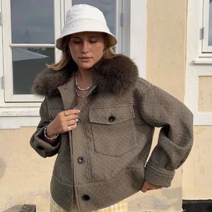 Charlie jacket Meotine! - Populär och perfekt höst/vår jacka från meotine i jättefin brun/beige färg. Köpt för  förra året och inte använd så mycket. Priset går att diskuteras.
