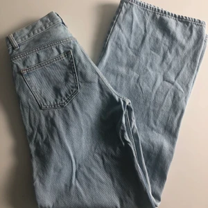 Wide leg jeans från Junkyard!⚡️ - Jenasen är i nyskick, bara använda fåtal gånger!                           Hund finns även i hemmet!🐶                                                           Kom privat för mer information, intresse eller frågor!                  Köparen står för frakt!💓
