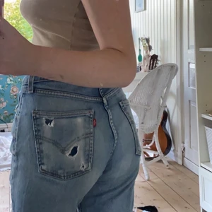 Blåa levisjeans  - Ljusblåa Levis jeans med hål. Alla hål var där när jag köpte dem. Passar mig bra som är 168 dock lite stor i midjan. Säljer pga att dem kommer inte till användning tyvärr.
